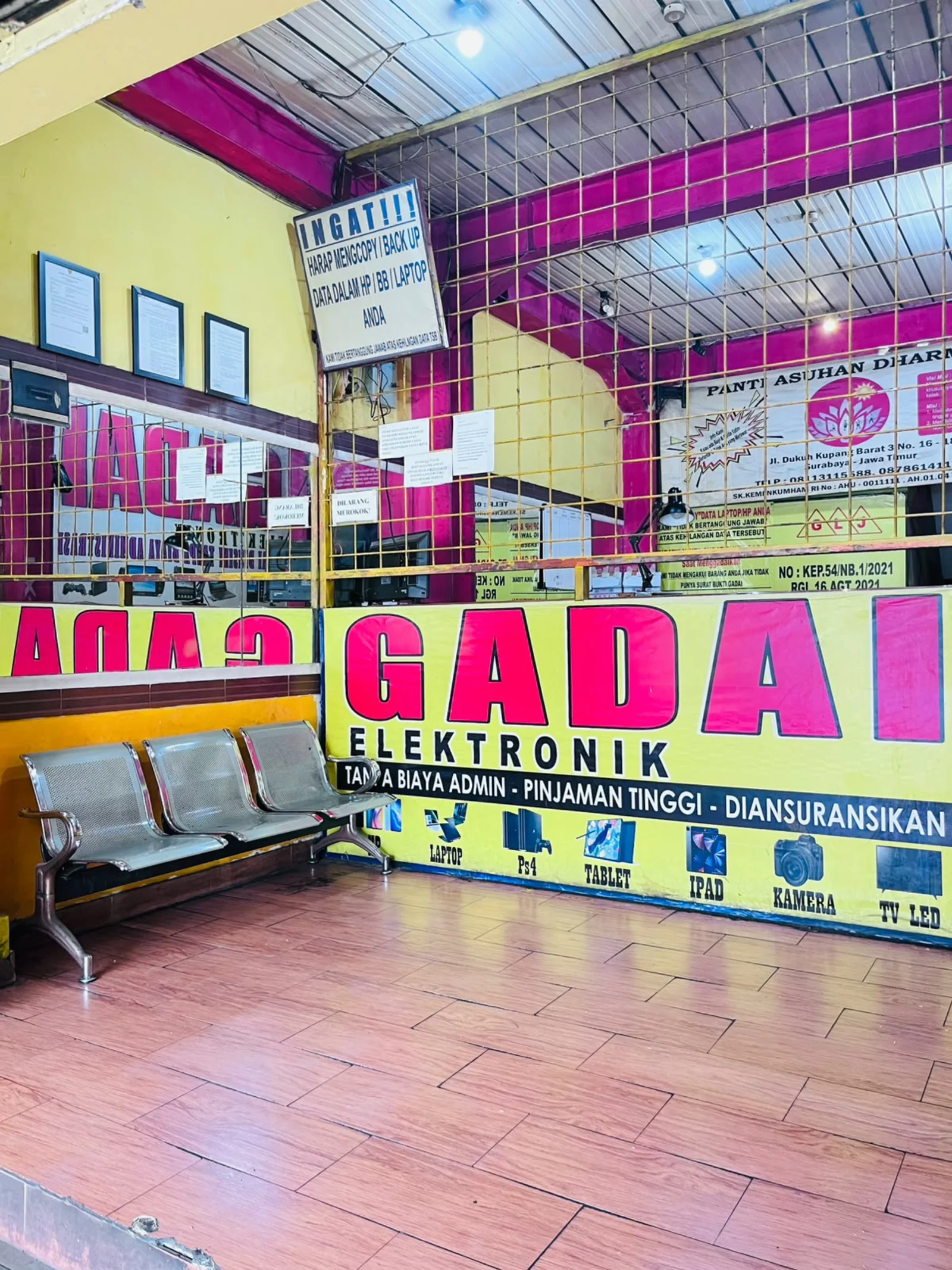 Papan nama Gadai Elektronik Gadai Laksana Jaya